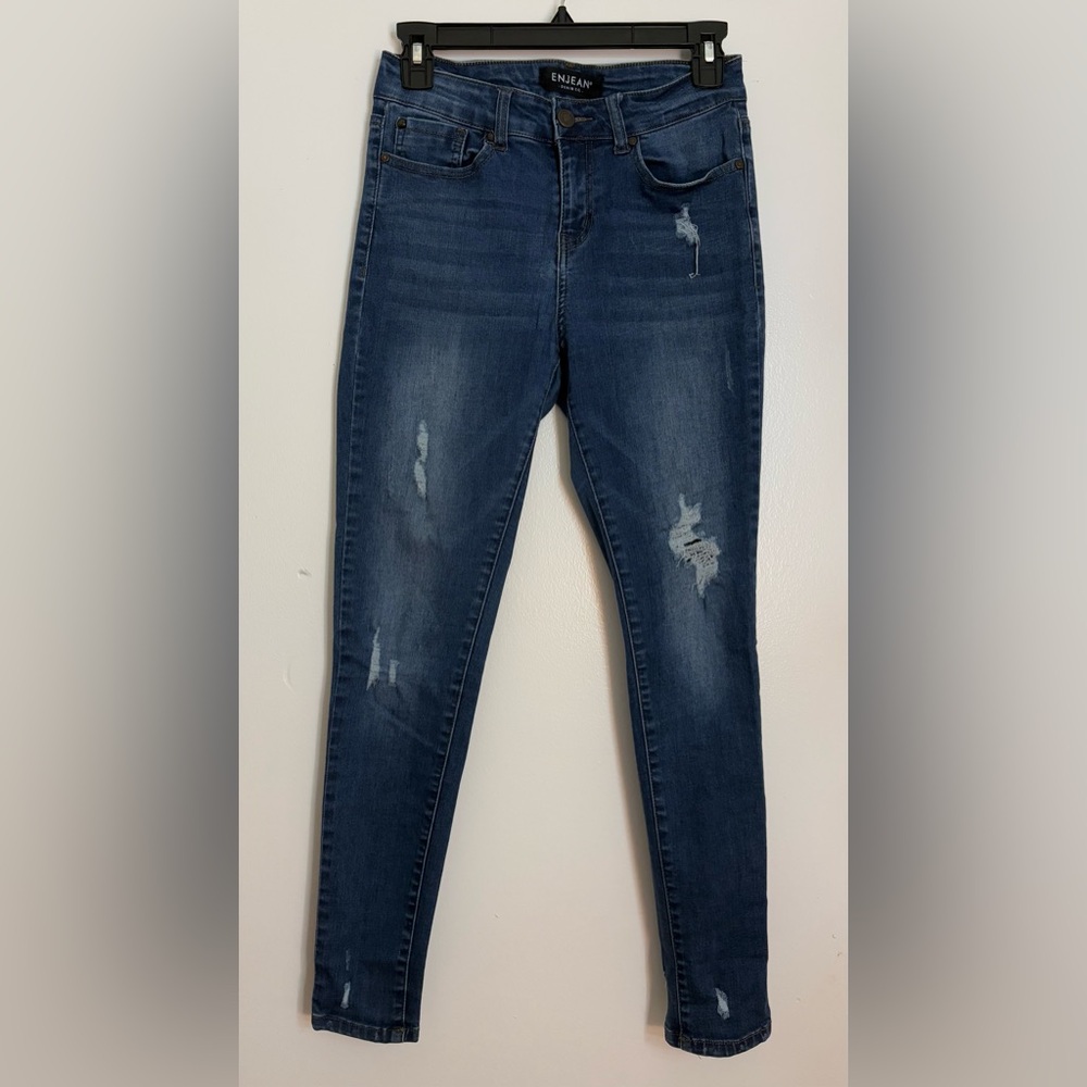 Distressed skinny jeans